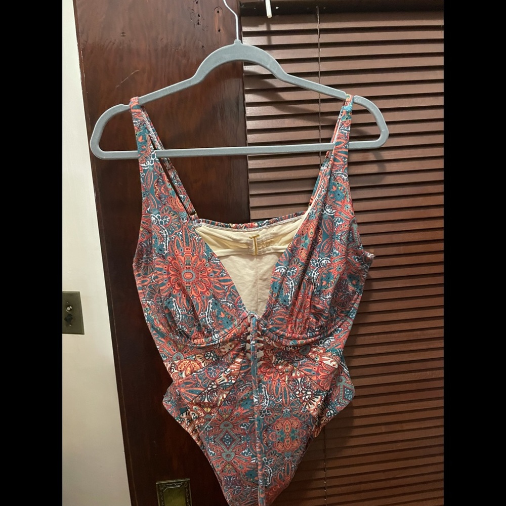 Women’s Plus Swimsuit w/ Underwire
